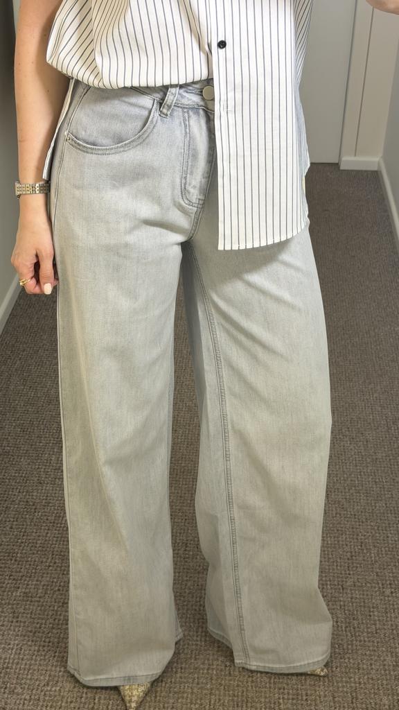 Джинсы серо-голубые  широкие