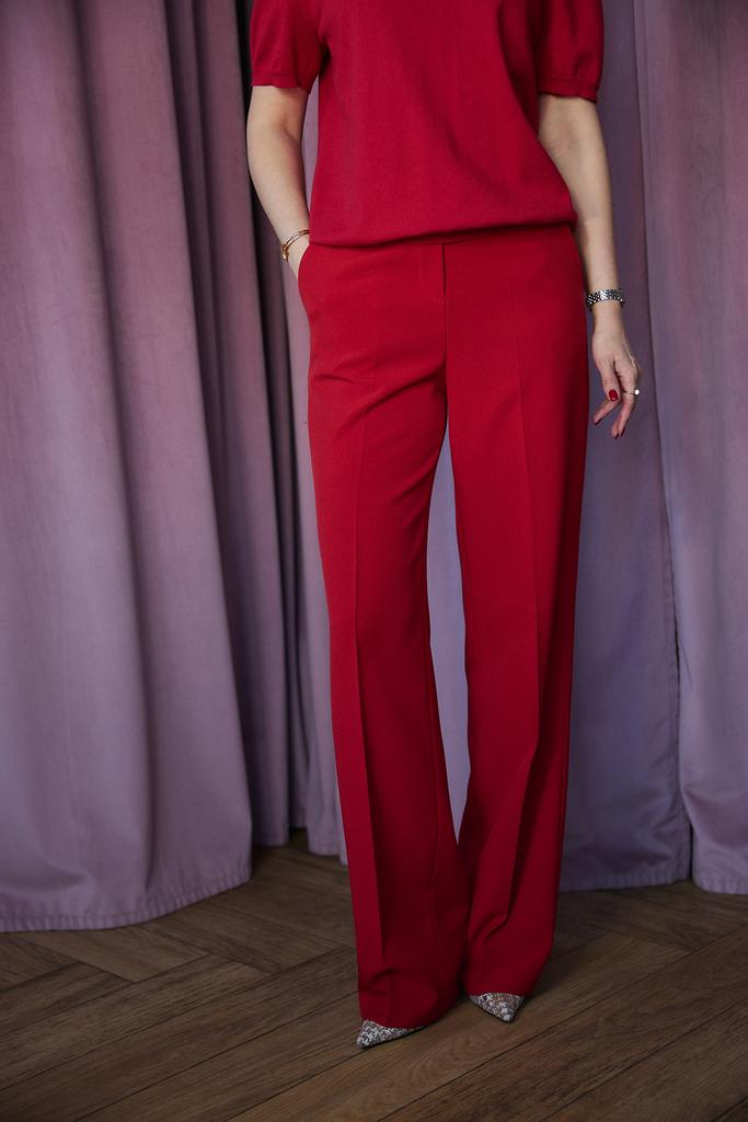 Брюки красные прямые в умеренной ширине