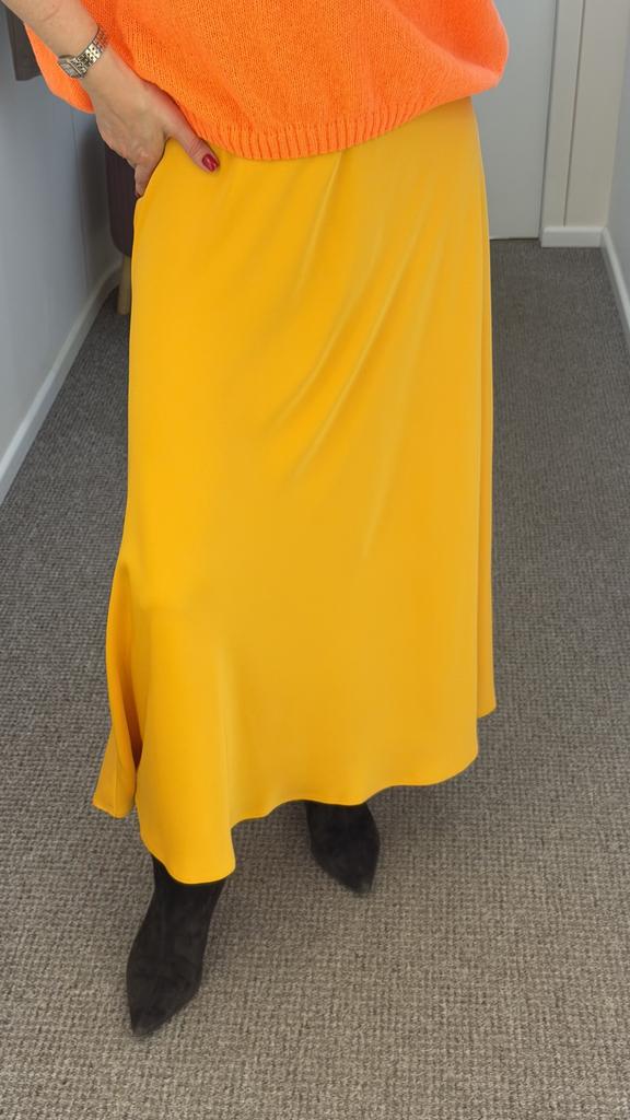 Юбка миди из шелка в  цвете желтая