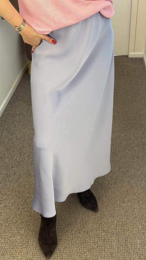 Юбка миди из шелка в  цвете голубая