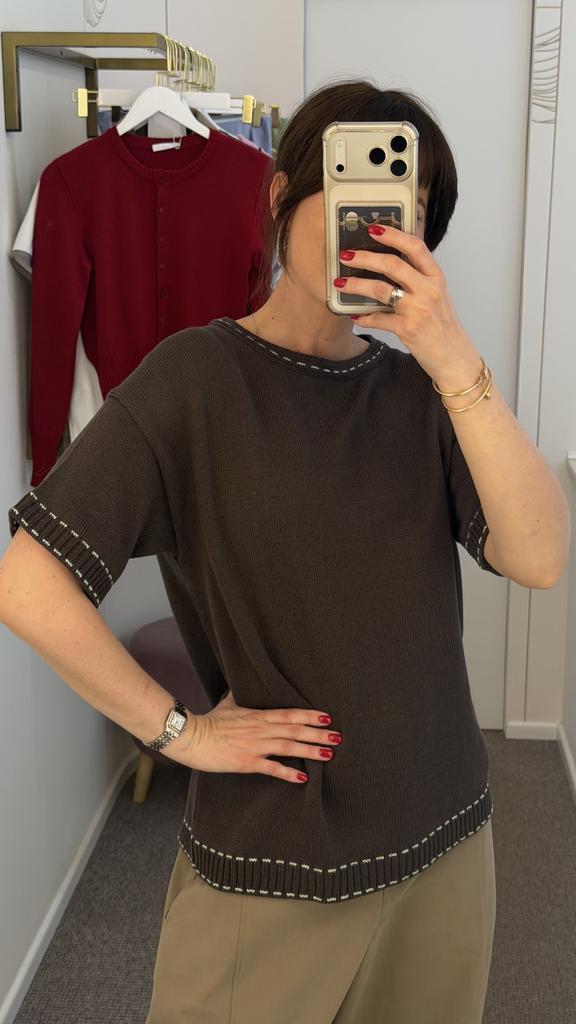 Футболка трикотажная коричневая со стежком белым