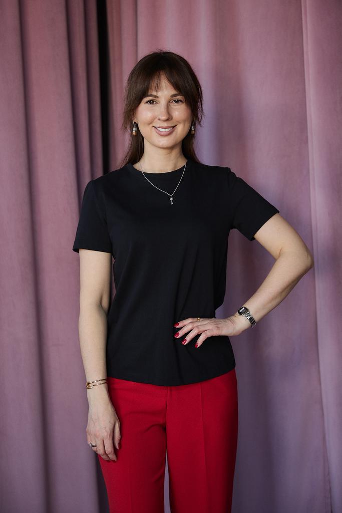 Футболка из хлопка в черном  цвете