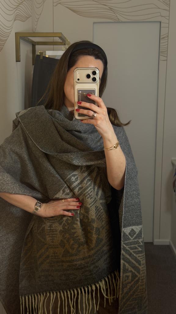 Пончо серого цвета