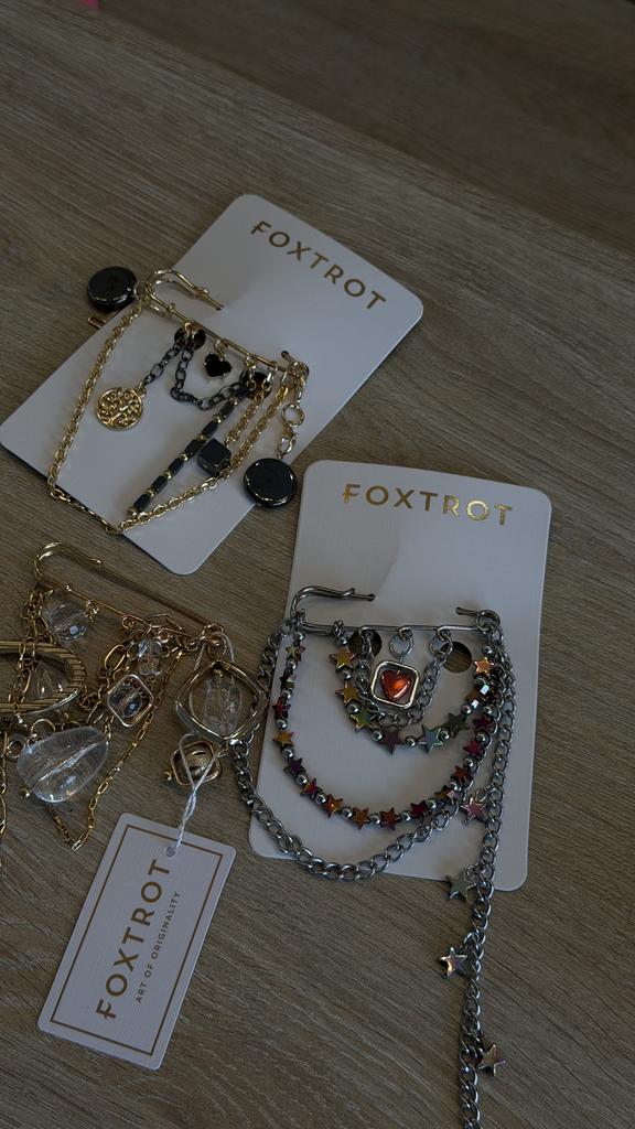 Броши в ассортименте с цепочками