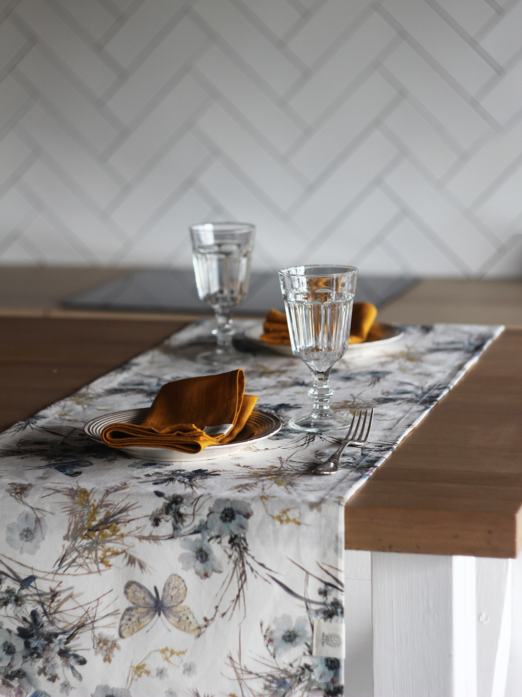 Дорожка на стол с принтом