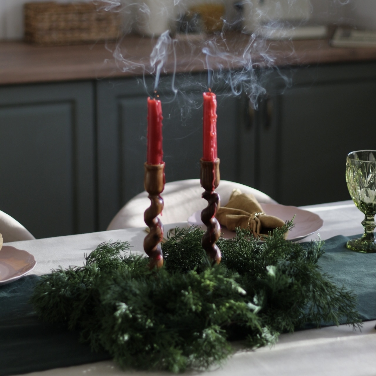 Дорожка на стол из однотонного льна Хвоя