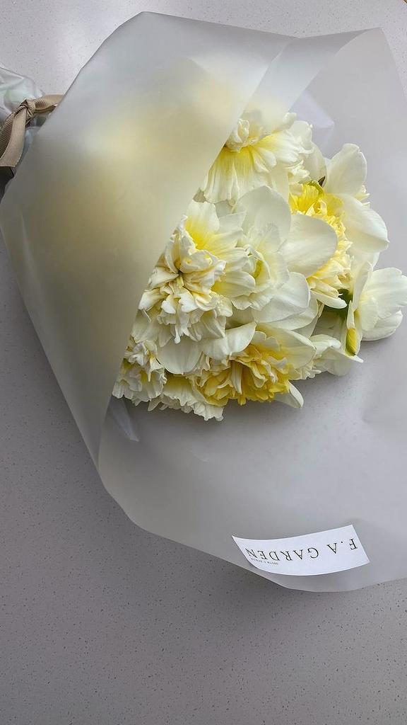 Цветочная охапка нарциссов