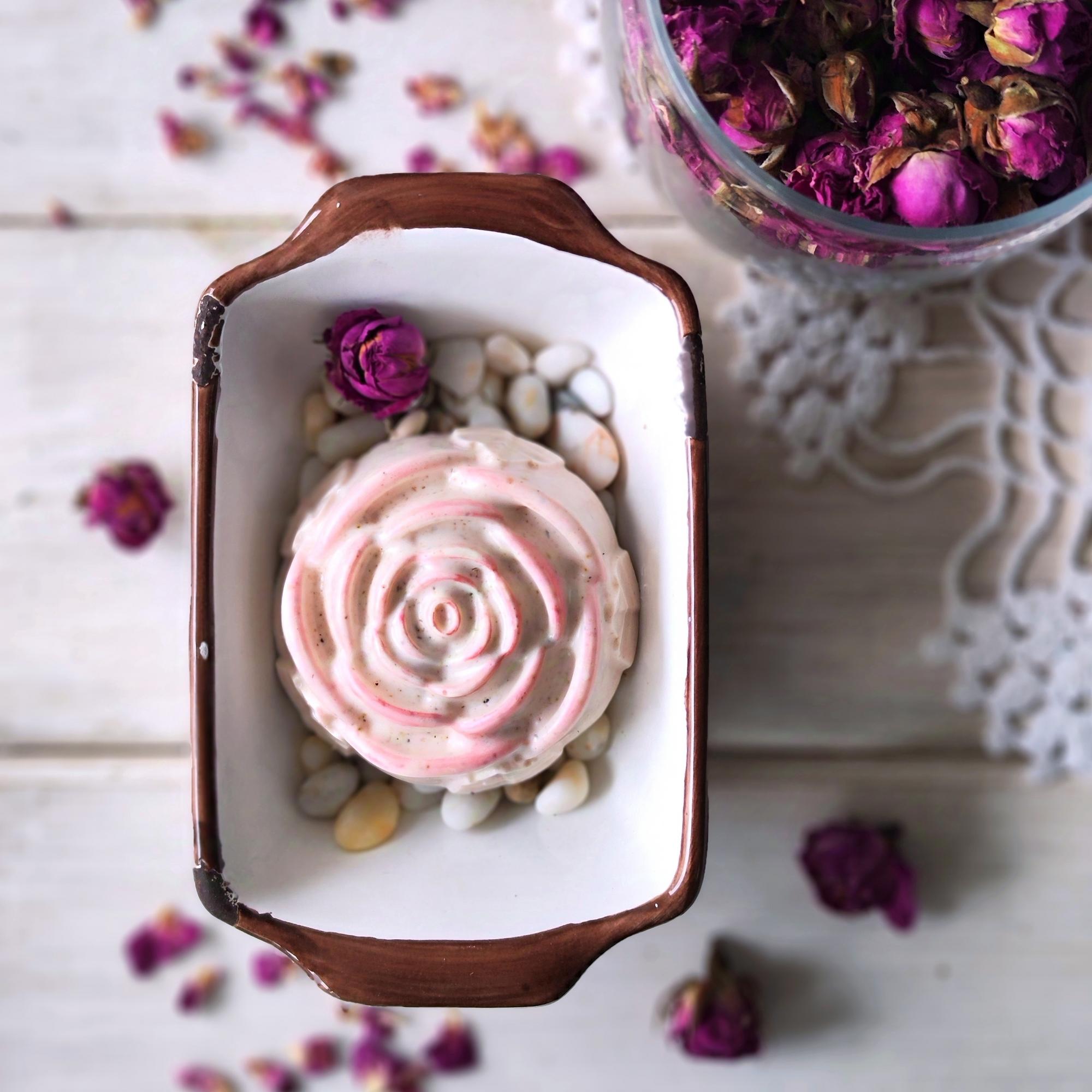 Крафтовое мыло ручной работы Natural Rose с лепестками эфиромасличной розы и эфирным маслом розы, 90 грамм