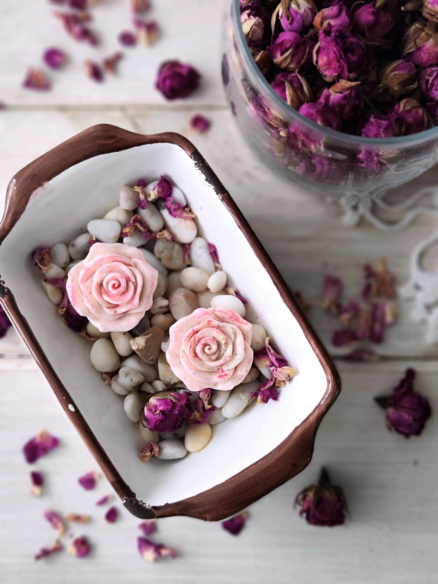 Крафтовое мыло ручной работы Natural Rose с лепестками эфиромасличной розы и эфирным маслом розы, пробник 25 грамм