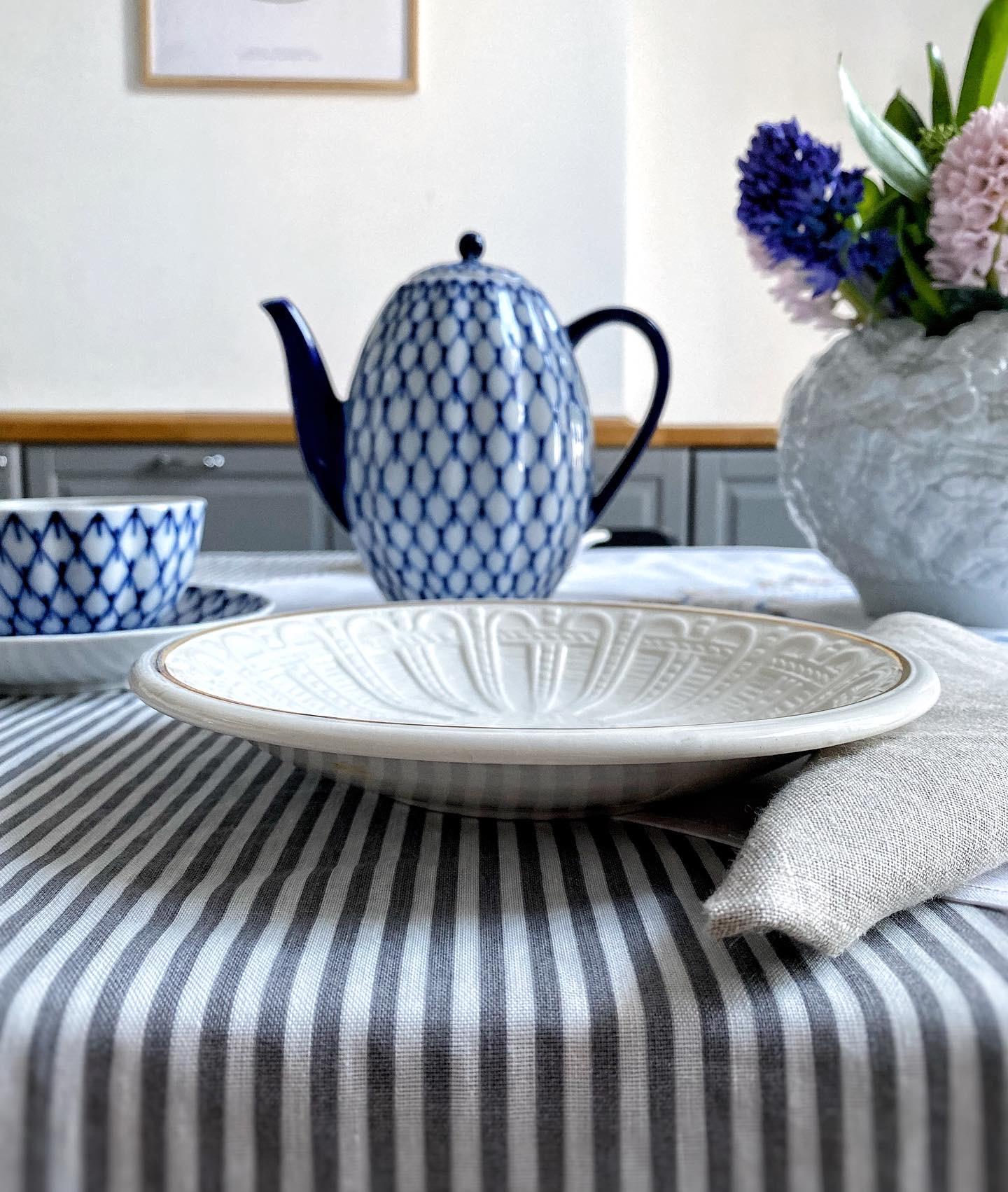 Бассейндегі бейнедегі киімдегі секс Жас ұлымен жыныстық қатынас