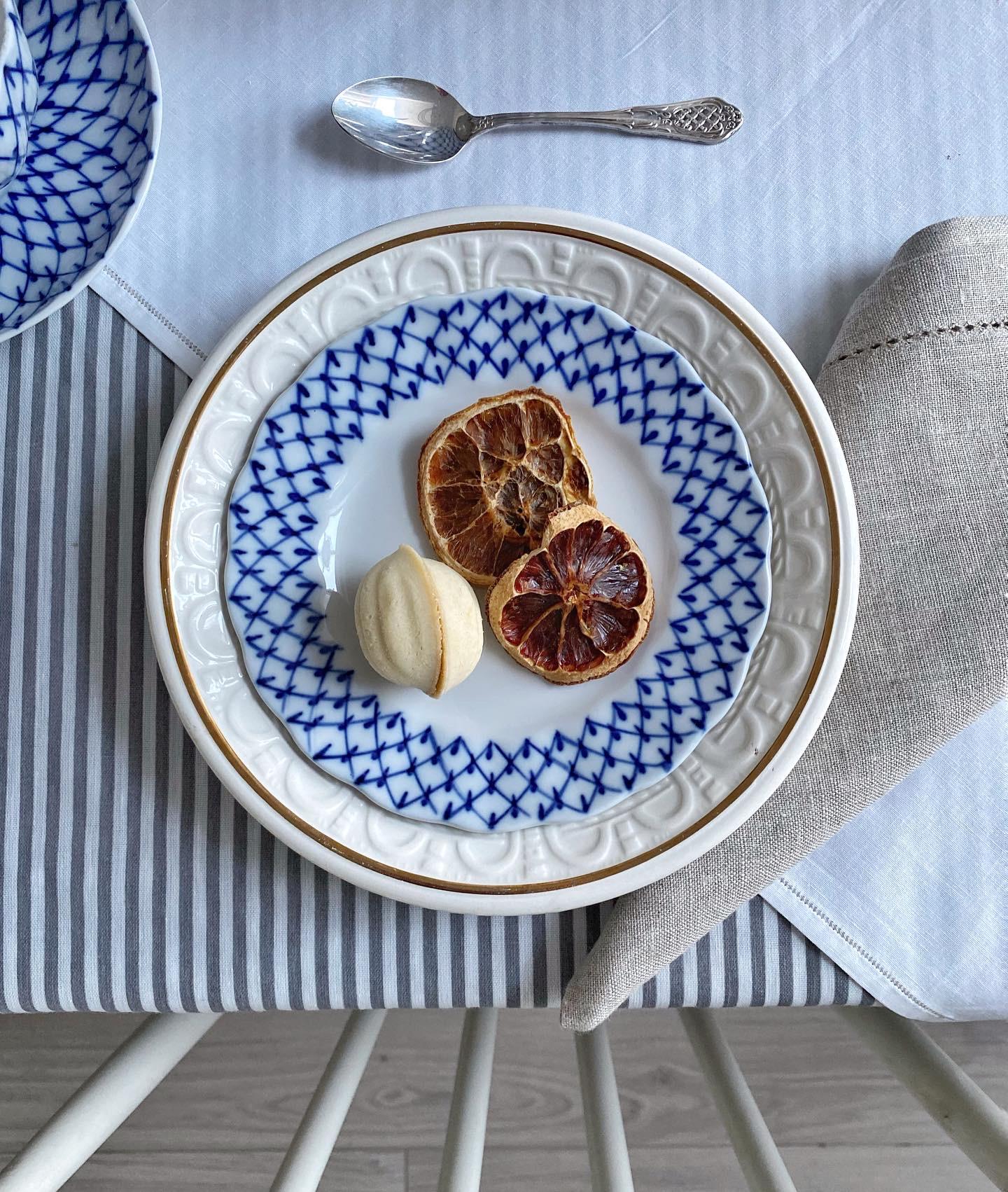 Солдаттар офицерлердің әйелдерін сиқытады Қара киімдегі порно қалыңдықты қараңыз