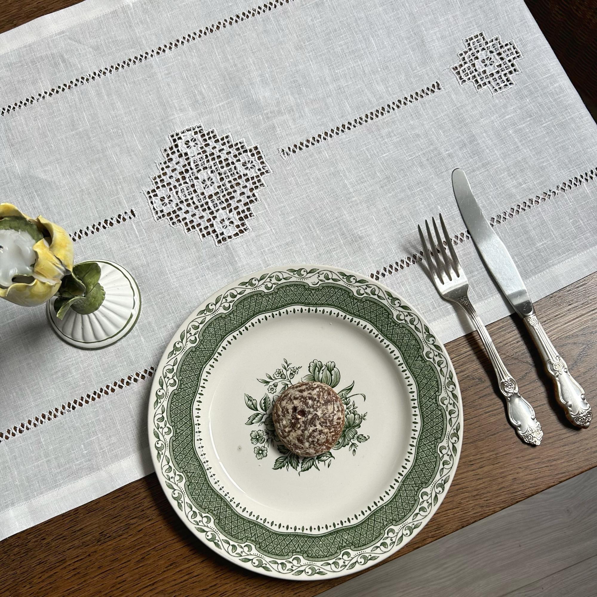 Дорожка изо льна с ажурной строчкой