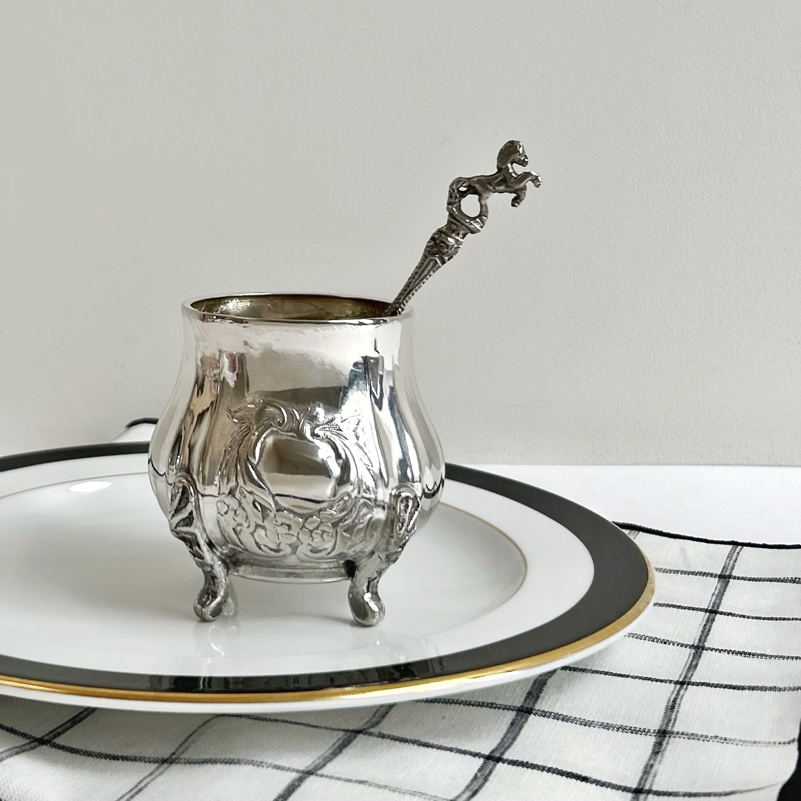 Емкость на 4х лапках