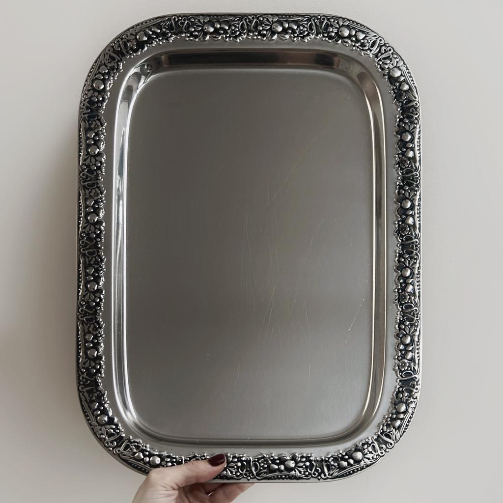 Большой прямоугольный поднос из стали