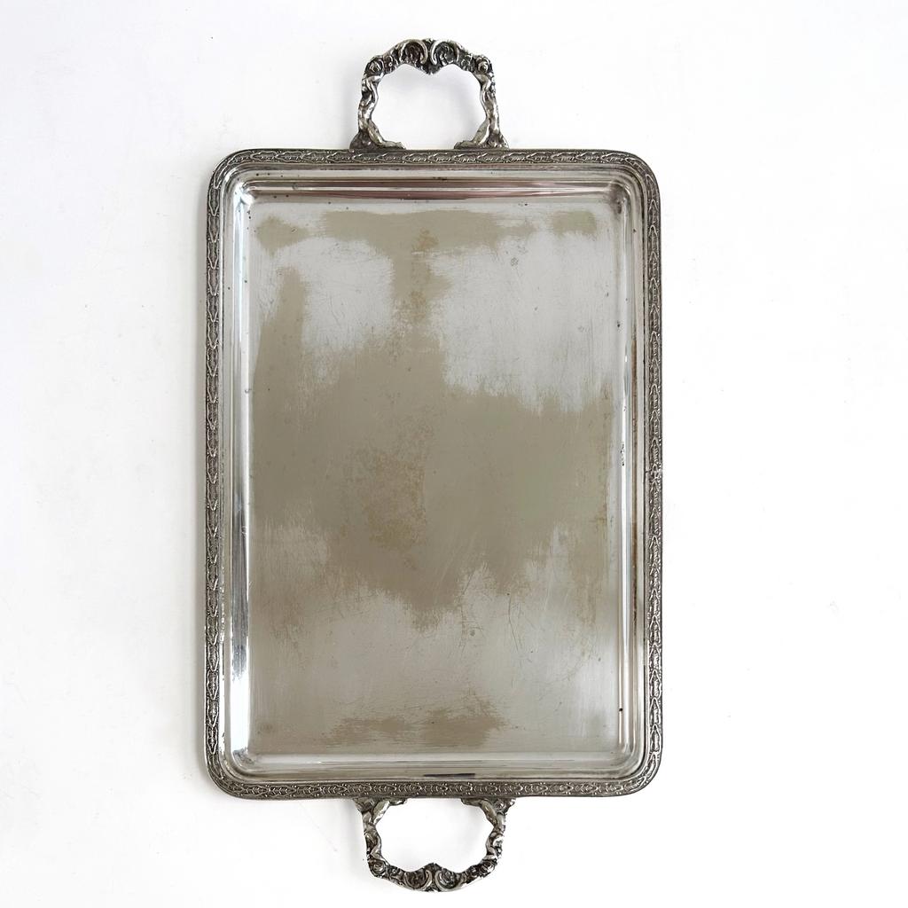 Поднос с фигурными ручками