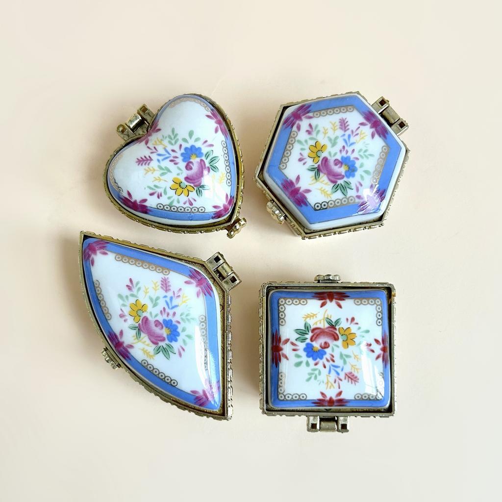 Пилюльница из фарфора с цветами