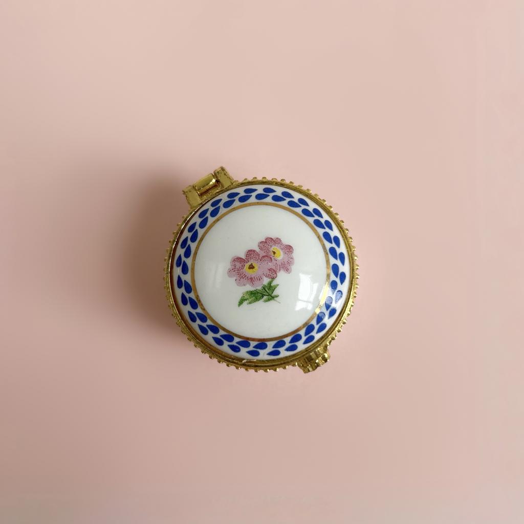 Пилюльница из фарфора с розовым цветком