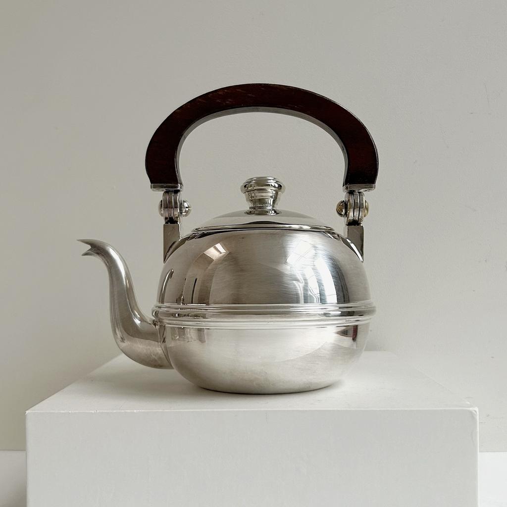 Пузатый чайник-эгоист с деревянной ручкой