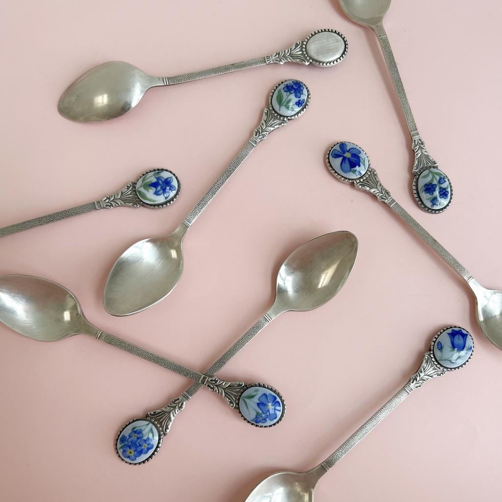 Чайная ложечка с фарфоровой вставкой с синим цветком