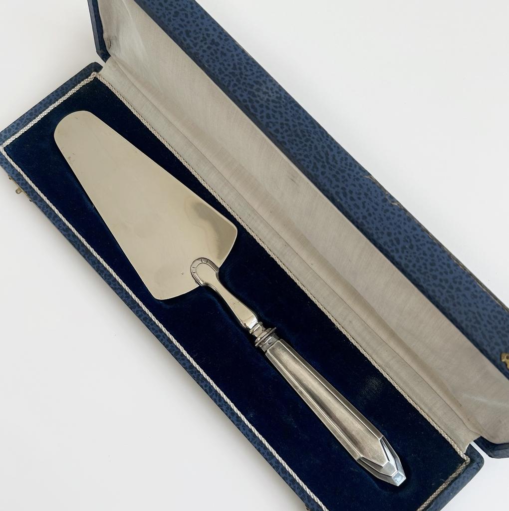 Большая лопатка в футляре, Франция