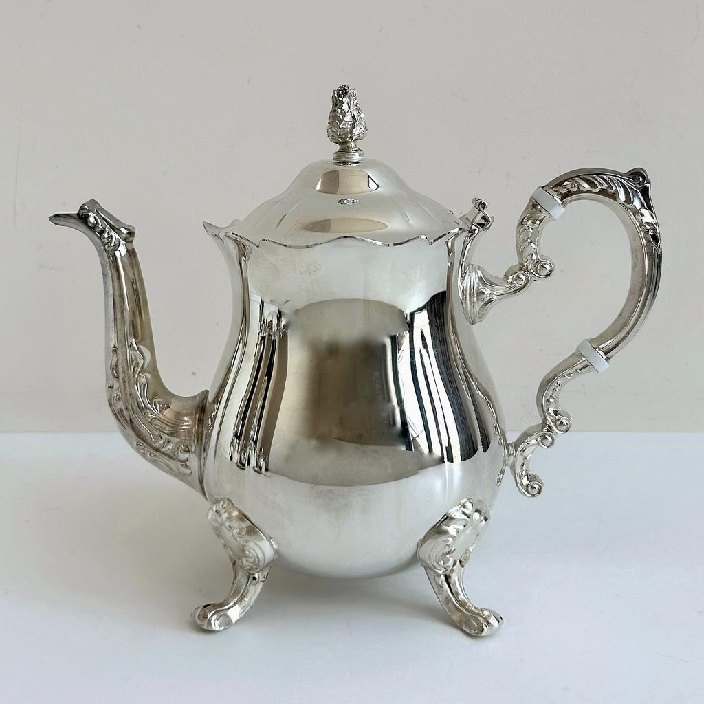 Высокий чайник на ножках-лапках