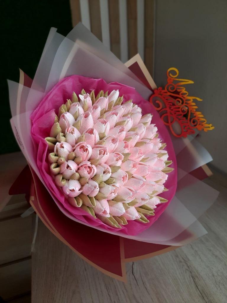 монобукет из 55 розовых тюльпанов