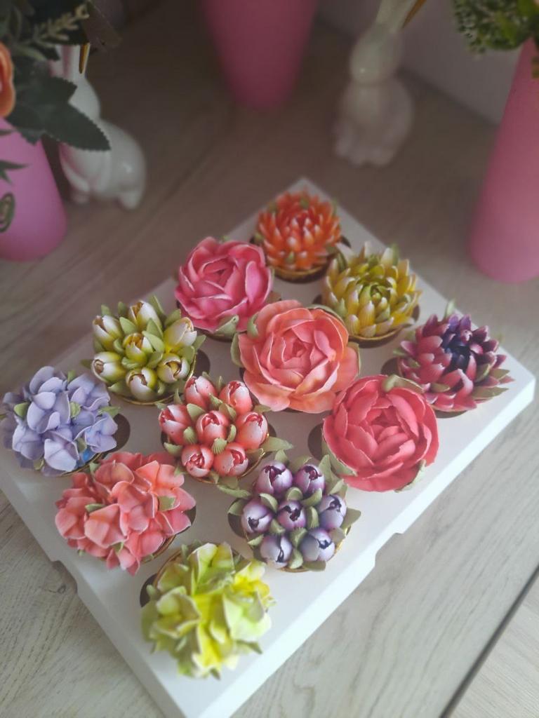 набор из 12 цветочных капкейков