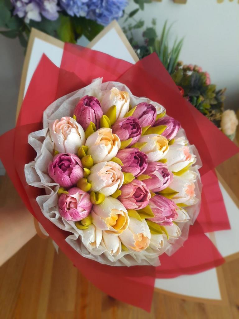 Бело-фиолетовый микс из 19 пионовидных тюльпанов