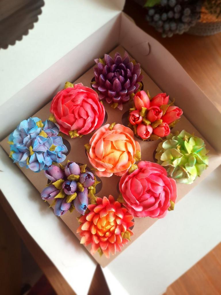 набор из 9 цветочных капкейков