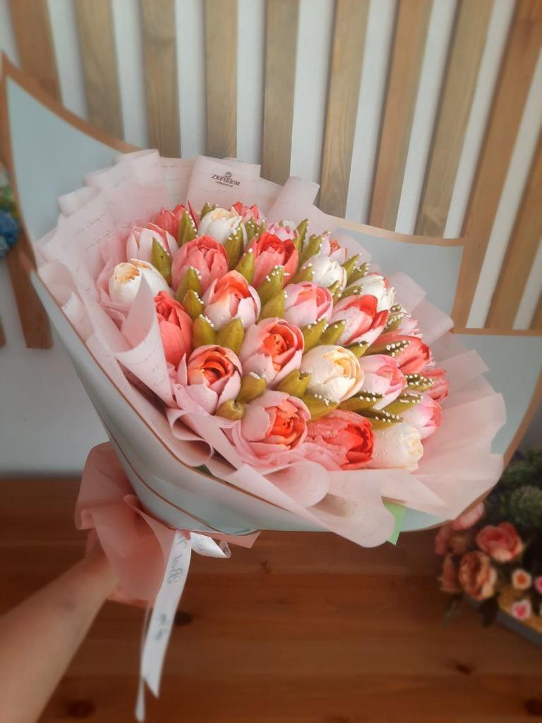 Микс из 33 розовых, красных и белых пионовидных тюльпанов