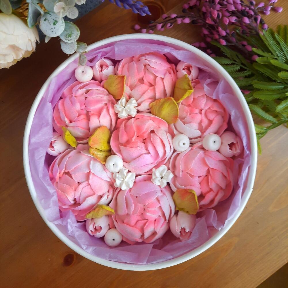 Пионы в шляпной коробке D20