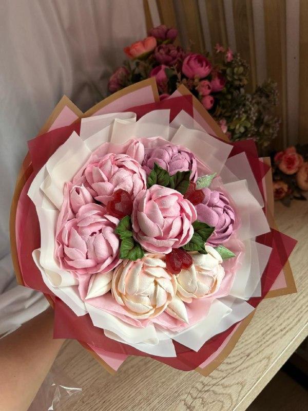 Букет из пионов с сердечками