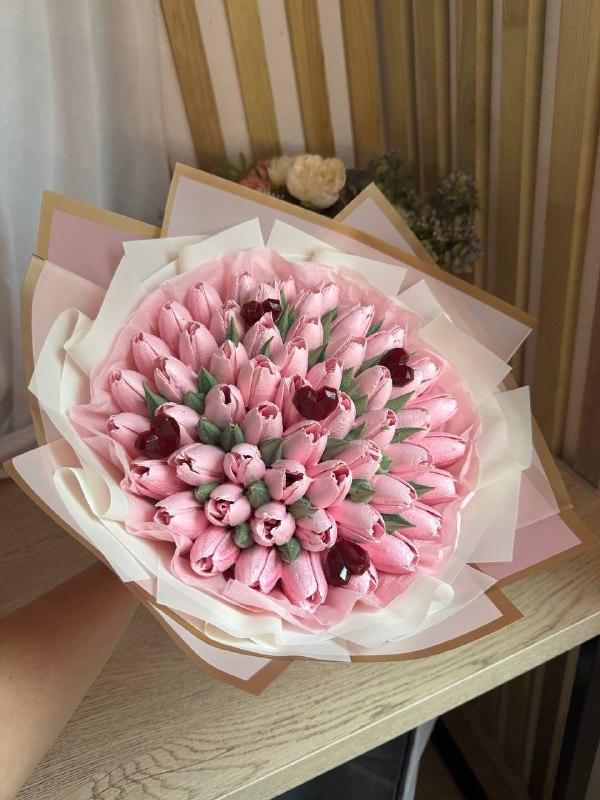 Букет из  55 клубничных тюльпанов для любимой
