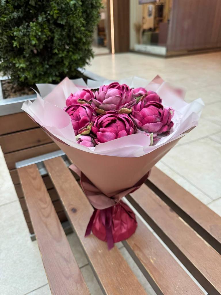 Новинка! Букет из 7 бордовых пионов