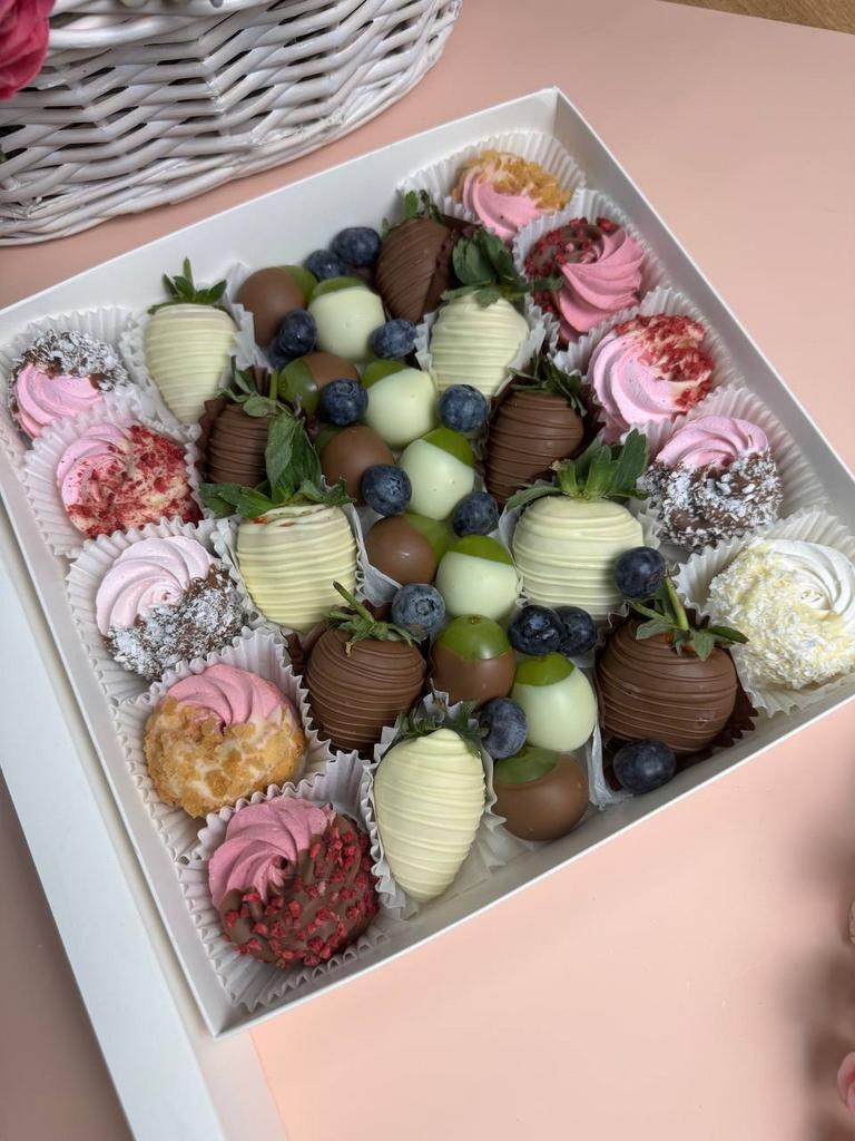 Новинка! Большой набор ассорти. Клубника, виноград и зефир. Все в шоколаде!!!