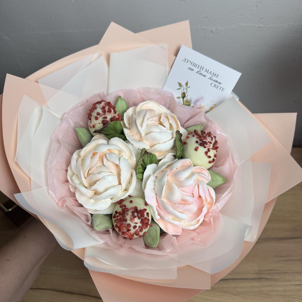 Новинка! Букет белых пионов с клубникой