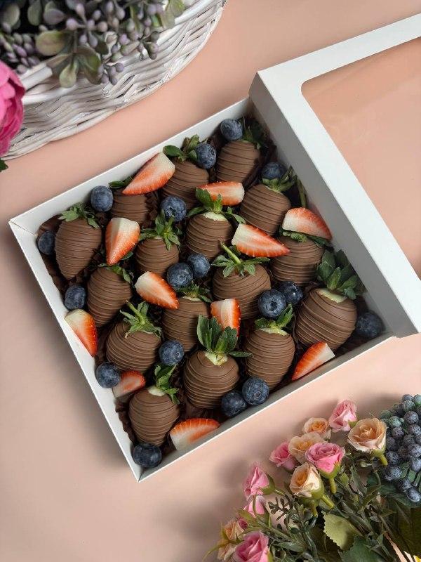 Клубника 16 молочный шоколад с голубикой и дольками клубники