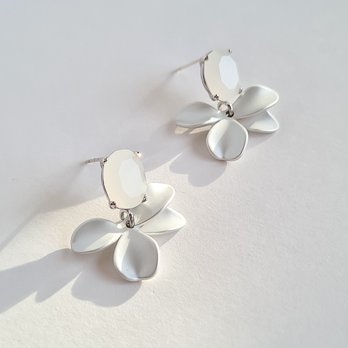 Серьги NUANCE серебристые цветочки с матовыми кристаллами