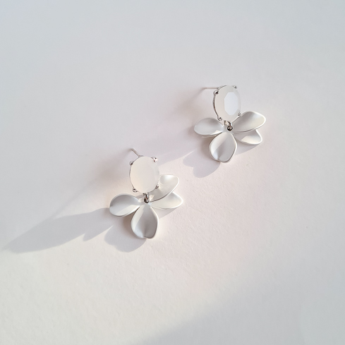 Серьги NUANCE серебристые цветочки с матовыми кристаллами