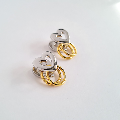 Биколорные серьги сердечки с подвесными колечками