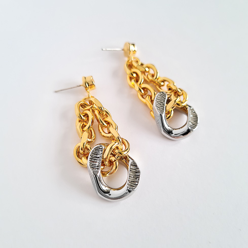 Биколорные серьги с цепочками со вставкой из звена