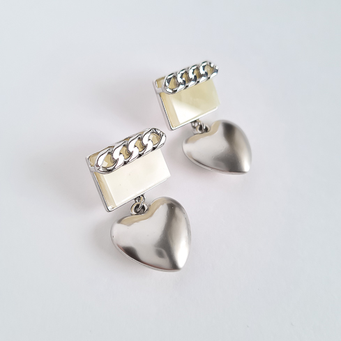 Серьги серебристые матовой текстуры с сердечками