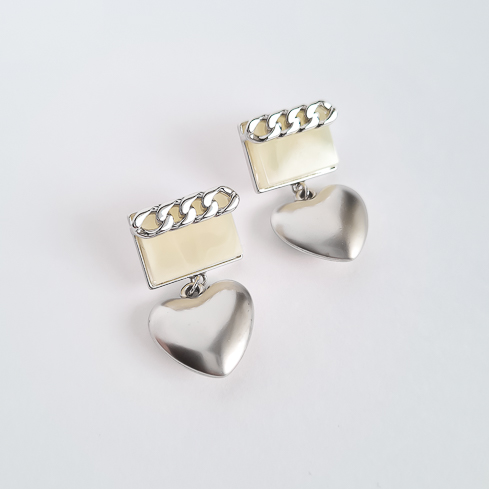 Серьги серебристые матовой текстуры с сердечками