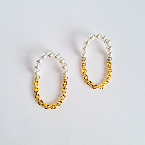 Биколорные серьги с жемчужинками и цепочками