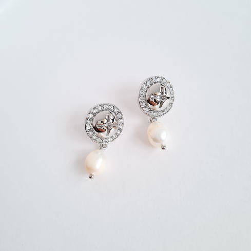 Серьги серебристые медальки-гвоздики с кристаллами и жемчужинками