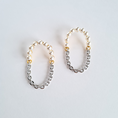 Биколорные серьги с жемчужинками и цепочками