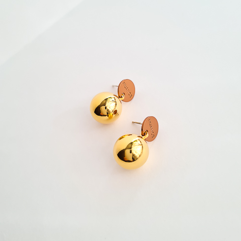Серьги NUANCE с золотистыми подвесными шариками