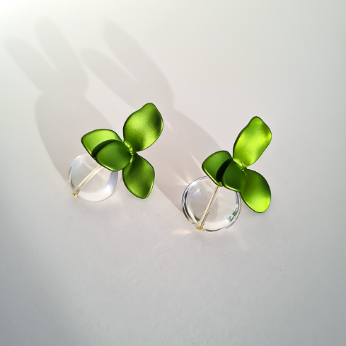 Серьги NUANCE цветы зелёные с подвесным элементом из горного хрусталя