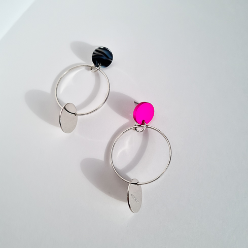 Серьги NUANCE серебристые кольца с медальками фуксия