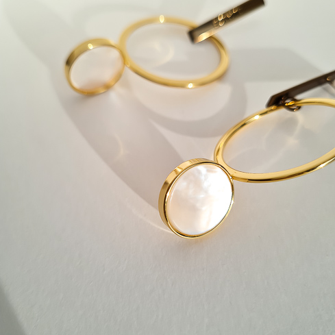 Серьги NUANCE золотистые кольца с перламутровыми вставками